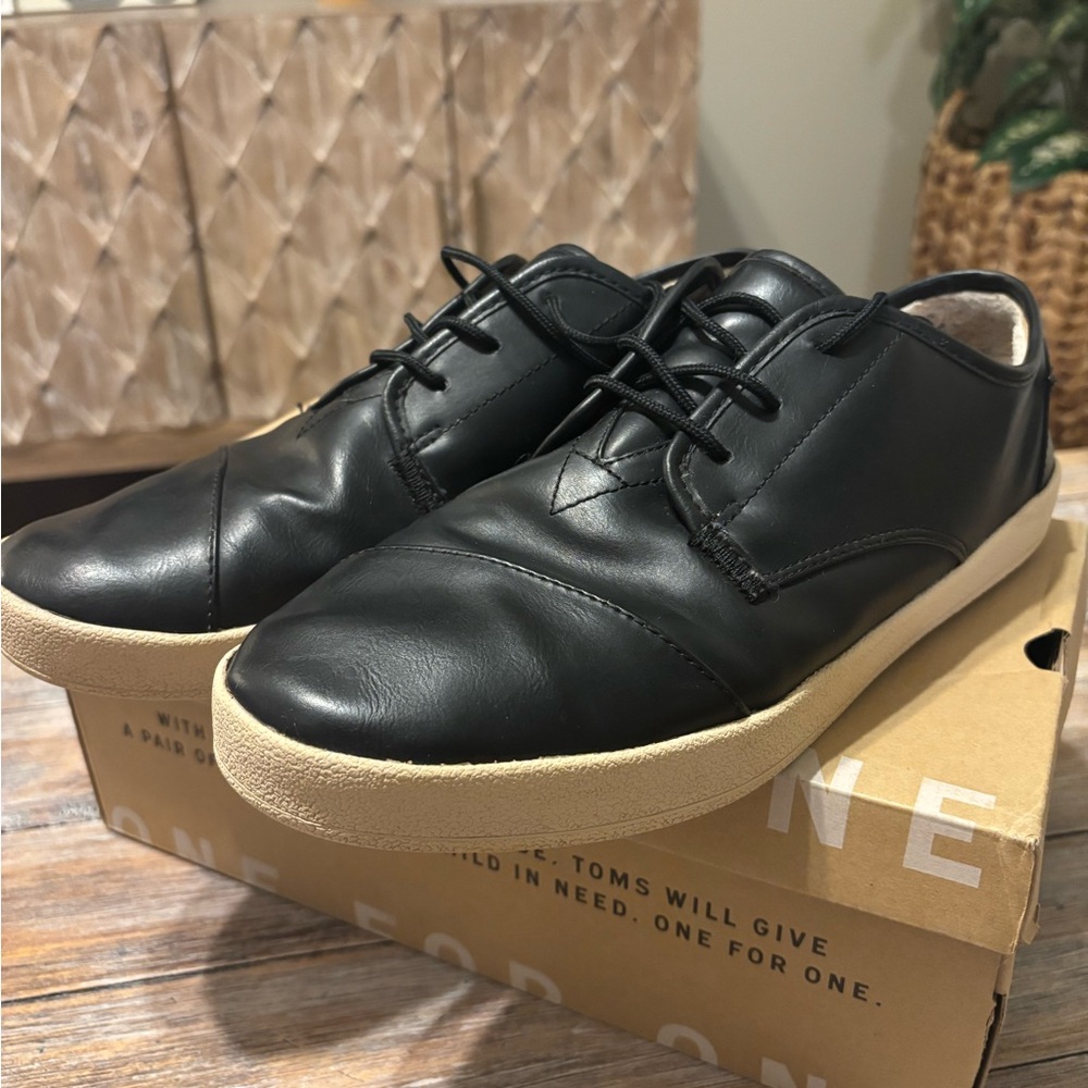 Men’s TOMS Paseo black synthetic leather shearling shoe